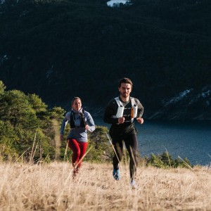 Para biegaczy w górach